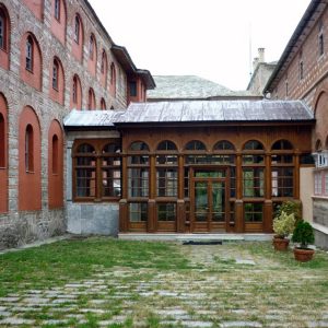 Στεγασμένη πρόσβαση μεταξύ τράπεζας και καθολικού Ι.Μ. Ξηροποτάμου Αγίου Όρους